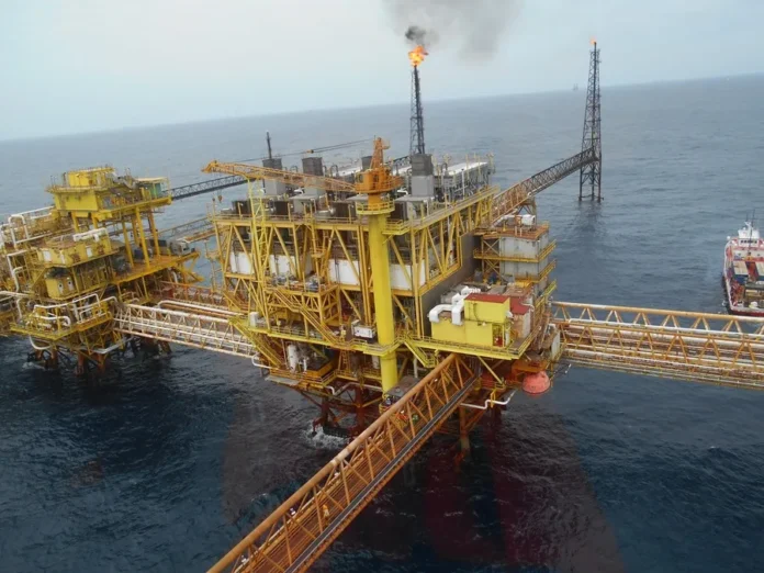 Huracán Isaías interrumpe producción petrolera en el Golfo