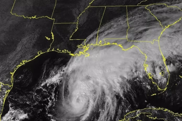 Huracán Isaías impacta Florida con fuerza.