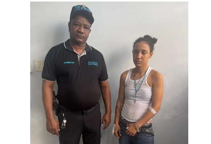 Mujer recibe protección tras denuncia de agresión.