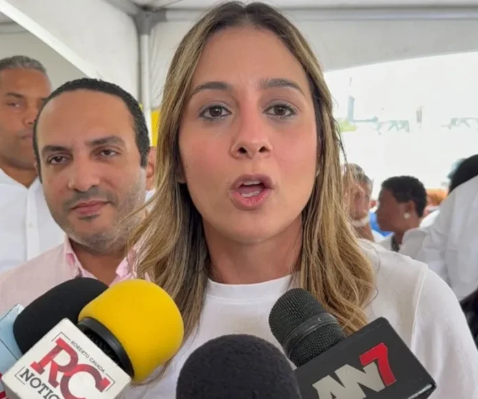 Liz Mieses exige justicia por municiones desviadas.