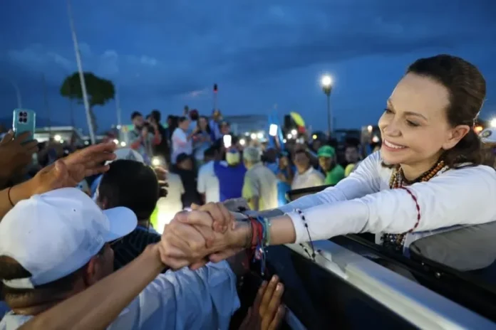 María Corina Machado apoya a damnificados en La Guaira.