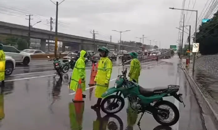 Restricciones de tránsito por inundaciones en Santo Domingo