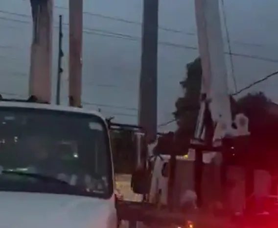 Colapso de poste eléctrico en La Romana