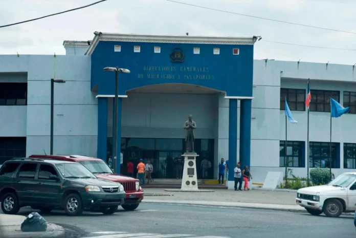 Inspector de Migración arrestado en AILA