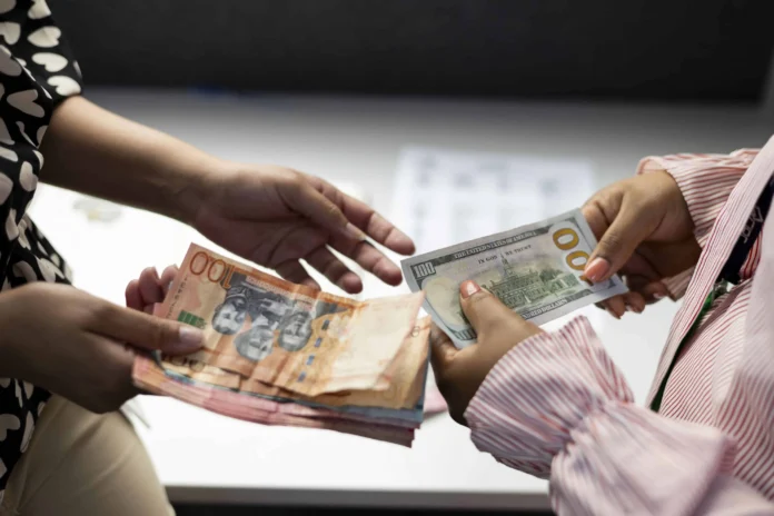 Dólar alcanza nuevo récord frente al peso