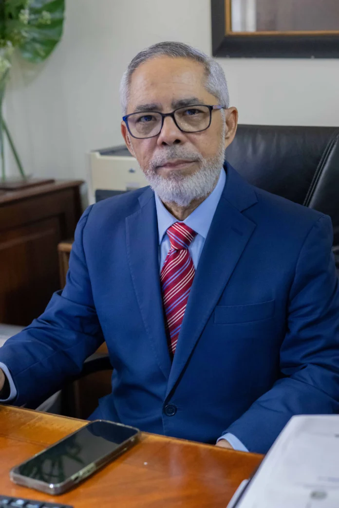 Pedro Silverio presenta su nuevo libro.