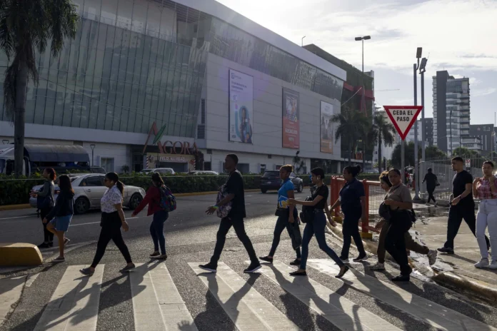 Mujeres dominicanas lideran fuerza laboral.