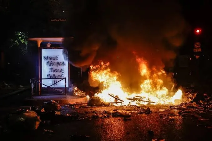 Toque de queda en París por disturbios.