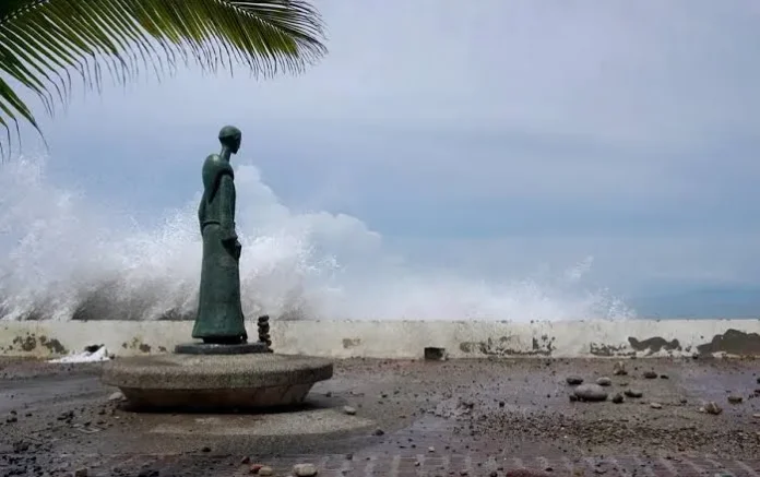 Huracán Simón afecta costas de Jalisco.