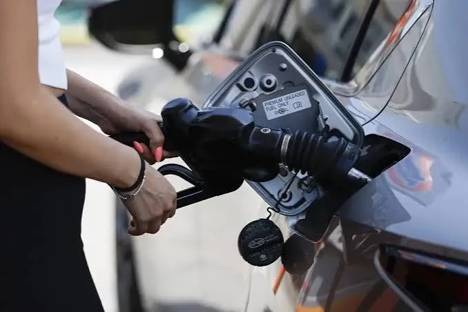Gasolina en EE. UU. supera cuatro dólares.
