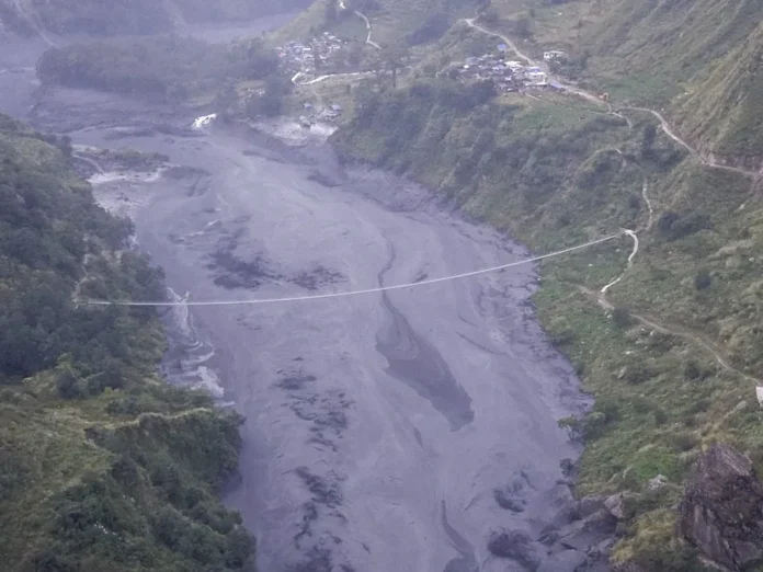Inundación en Nepal arrasa pueblo y casas