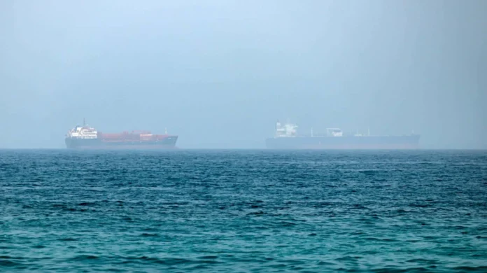Irán amenaza con bloquear rutas petroleras