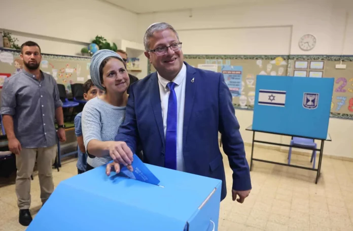 Itamar Ben Gvir vota en elecciones israelíes.