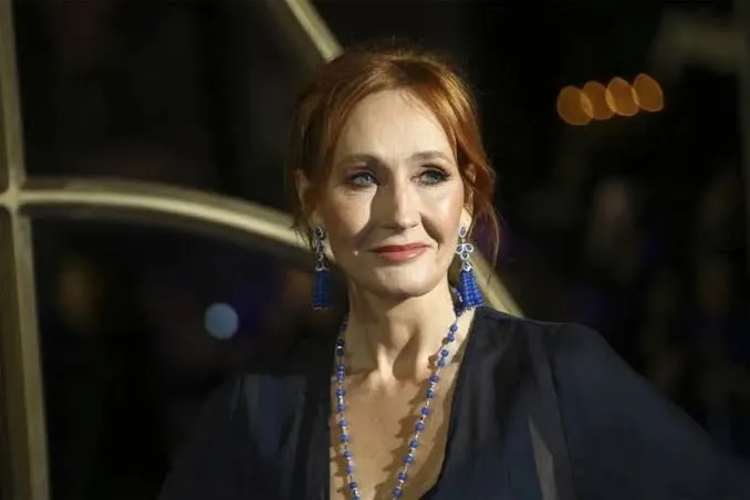 J.K. Rowling defiende derechos de mujeres.