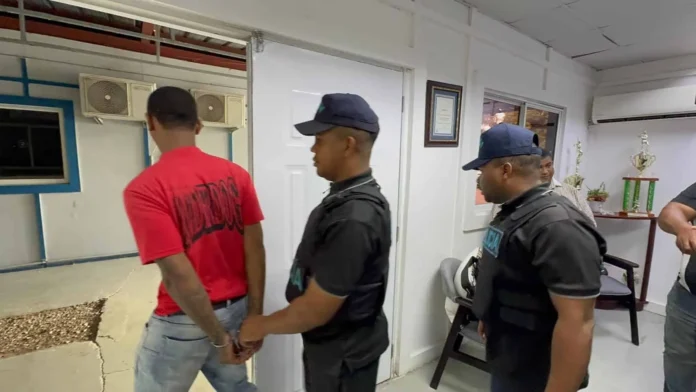 Joven se entrega tras asalto en Villa González