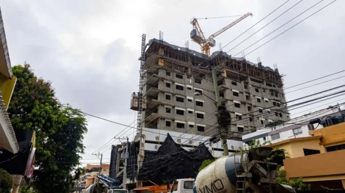 Deficiencias de seguridad sísmica en construcción.