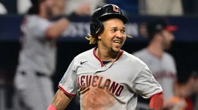 José Ramírez celebra victoria en playoffs.