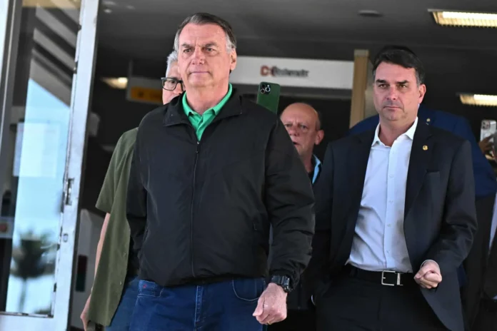 Flávio Bolsonaro promete liberar a su padre