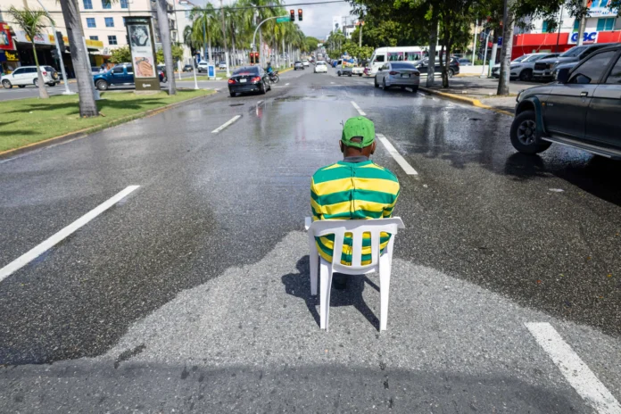 Aguas servidas en avenida Jiménez Moya