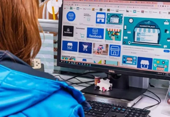Compradores en línea siguiendo medidas de seguridad.
