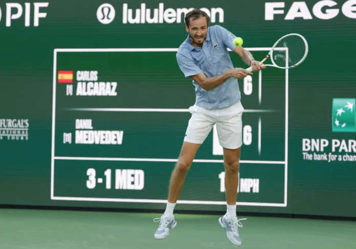Medvedev descalificado tras golpear a espectador.