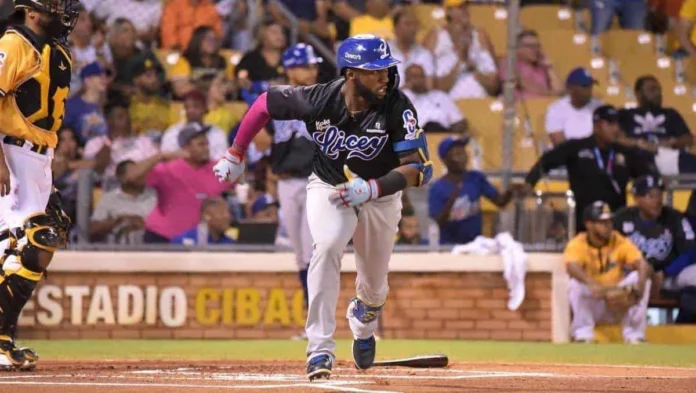 Mel Rojas Jr. recibe premio Manny Mota.