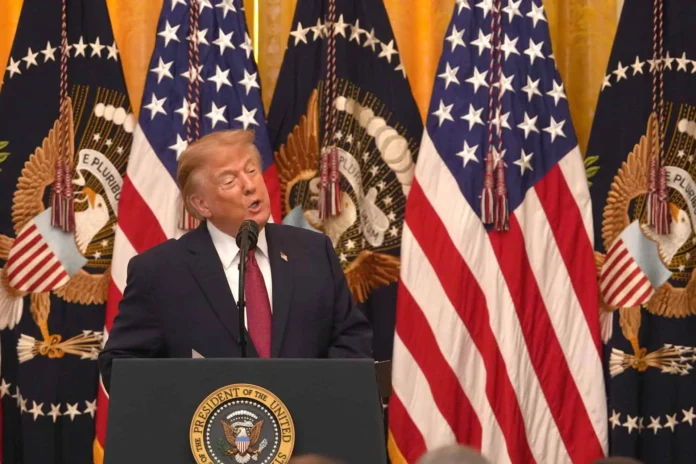 Trump descarta vínculo entre peste y bioterrorismo.