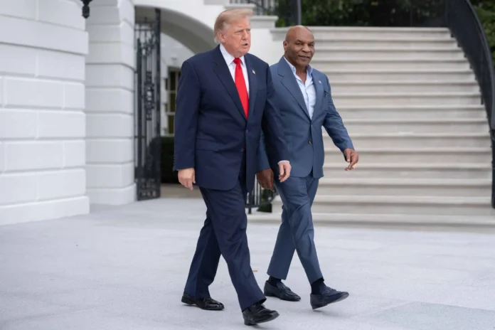 Mike Tyson entrega carta a Trump en 2023