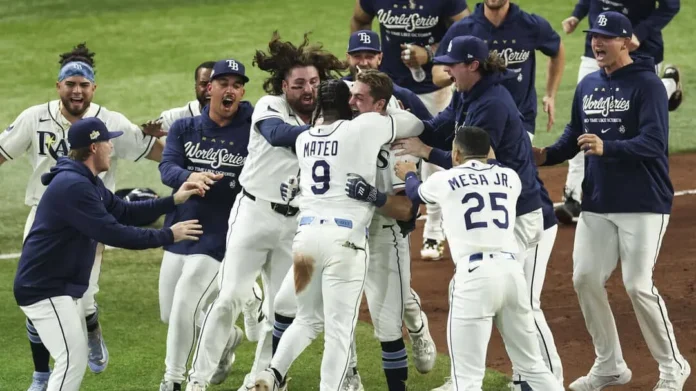 Rays celebran victoria emocionante en 12 entradas