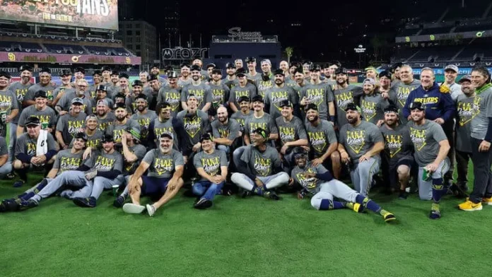 Milwaukee Brewers celebran avance a la Serie.
