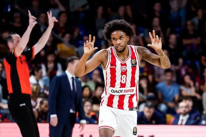 Montero brilla en victoria de Olympiacos.