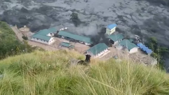 Inundación en Nepal arrastra casas y desaparecidos.