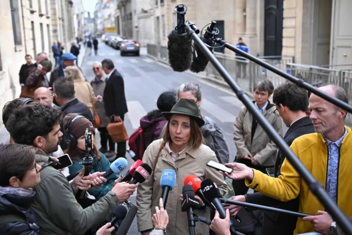 Toque de queda en París por disturbios.