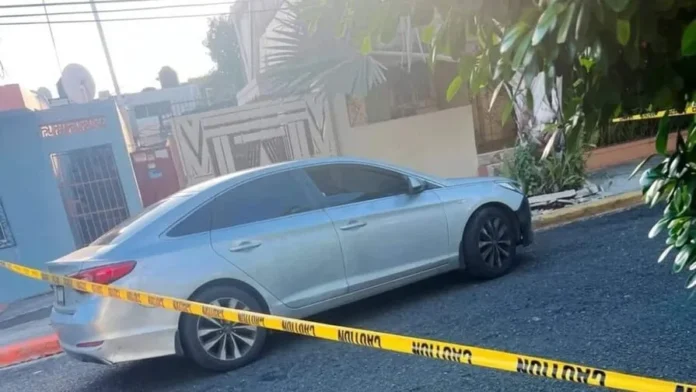 Policía busca a sospechosos de asesinato.