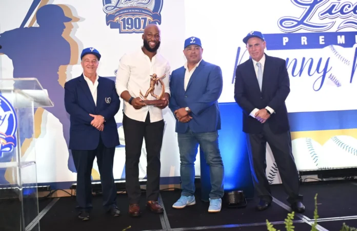 Mel Rojas Jr. recibe Premio Manny Mota