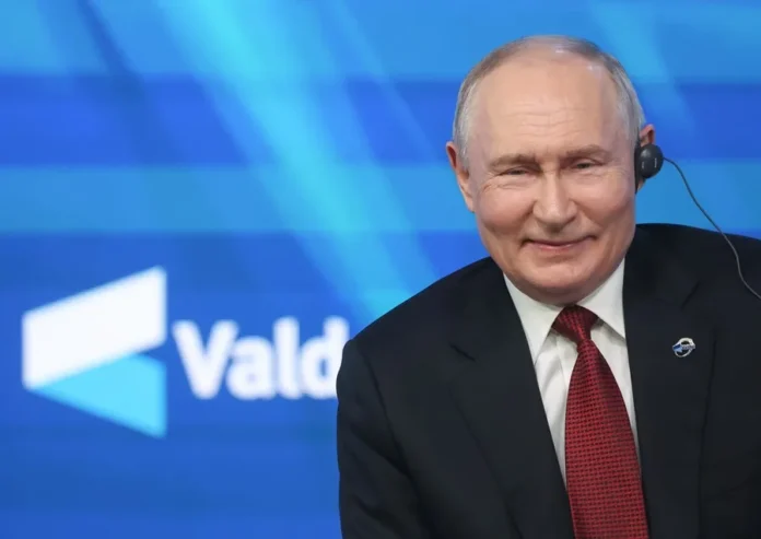 Putin y Trump discuten desescalada en Ucrania.