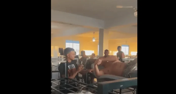 Soldado agrediendo a superior en dormitorio.