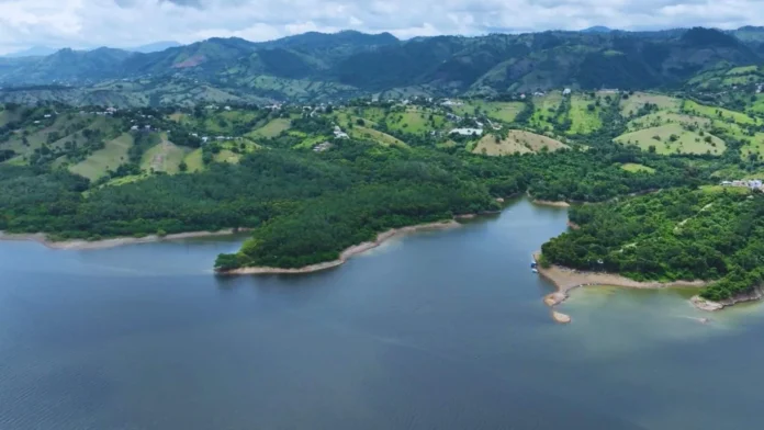 Almacenamiento de agua en presas al 62%