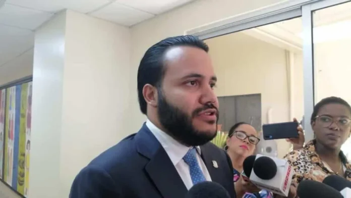 Rogelio Genao renuncia al PRSC como diputado.