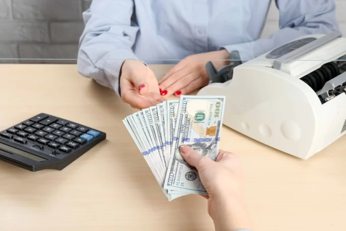 Dólar alcanza récord de 850 pesos en Cuba
