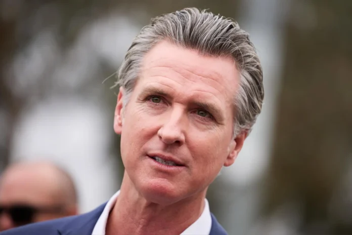 Gavin Newsom evalúa perdón a presos condenados.