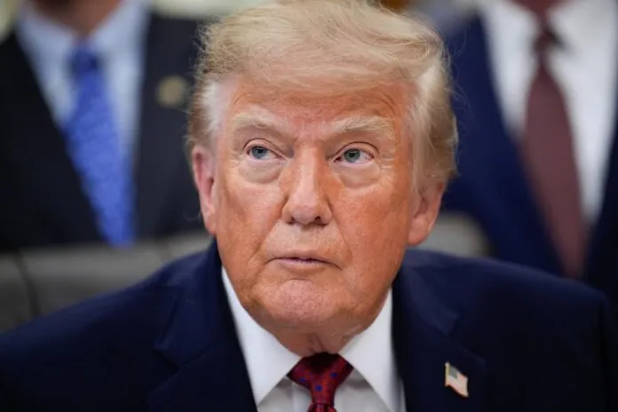 Trump anuncia recompensas por fraude fiscal