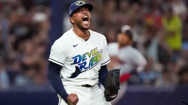 Freddy Peralta lanza para los Rays