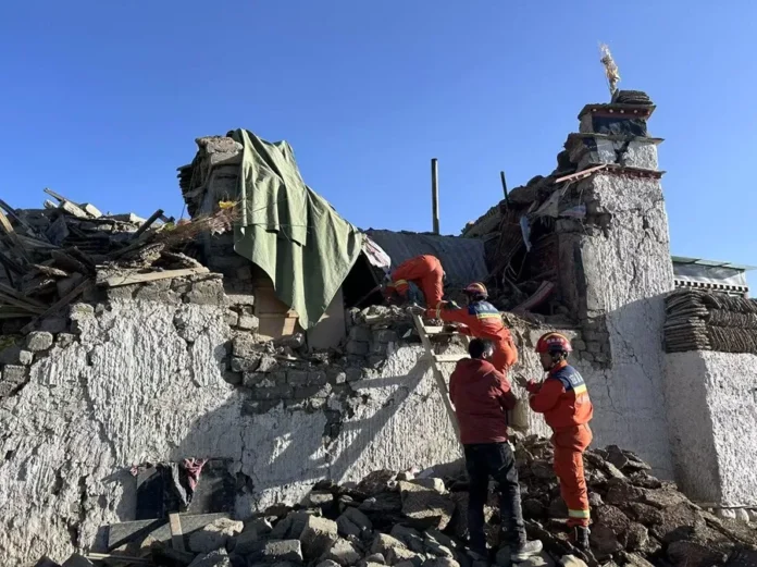 Rescates en Tíbet tras terremoto devastador.