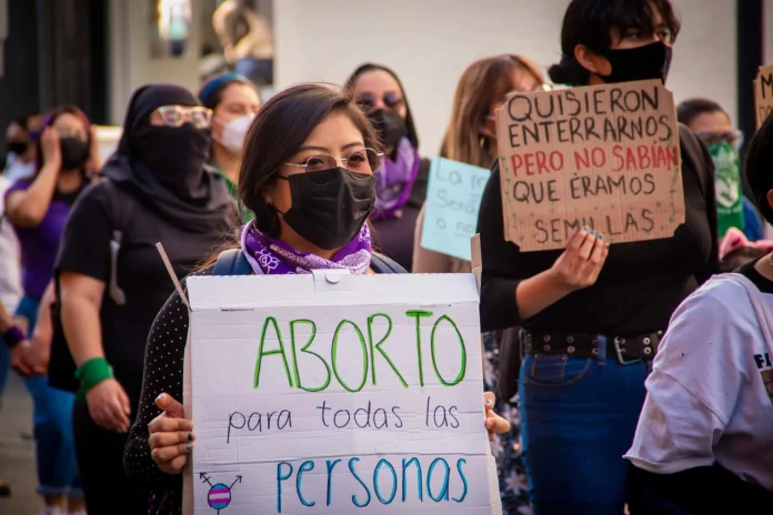 Debate sobre aborto y estigmas sociales.