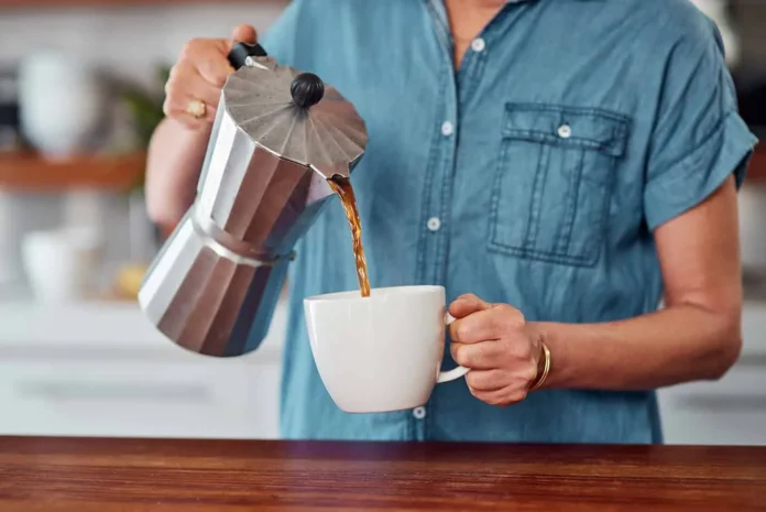 Café como símbolo de diálogo y reflexión.