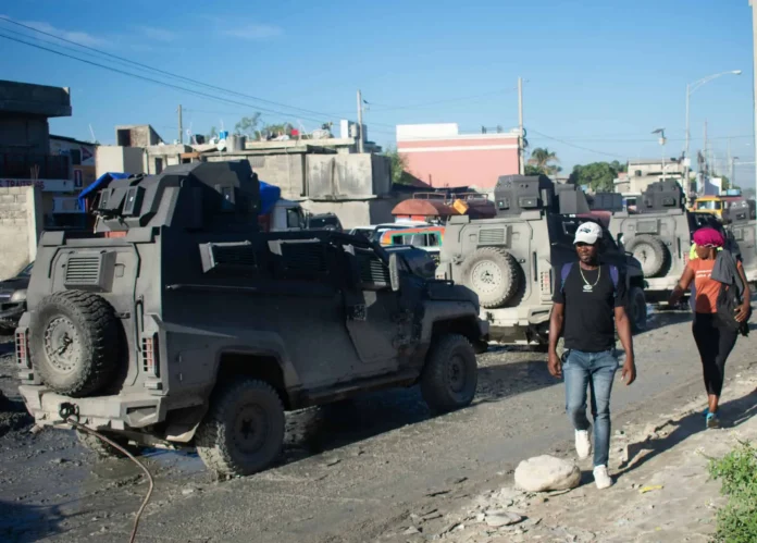 Soldados salvadoreños patrullando en Haití.