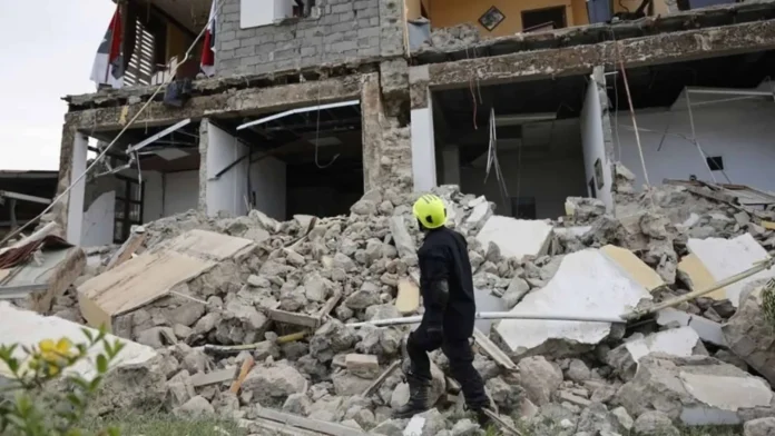 Panameños afectados por terremoto buscan refugio.