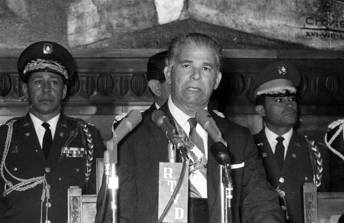 Elías Wessin durante su nombramiento militar.