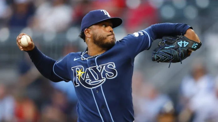 Freddy Peralta lanza para empatar la serie.